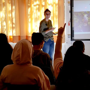 Charla sobre guacamayos en la escuela Flor de Maig